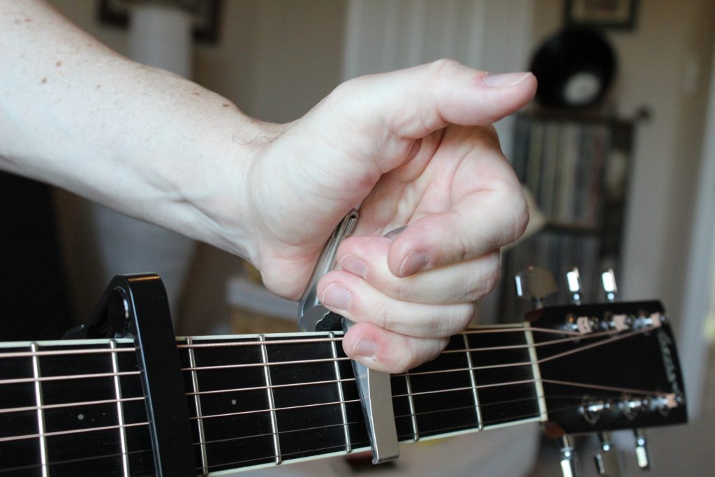 Gripping the Kyser capos